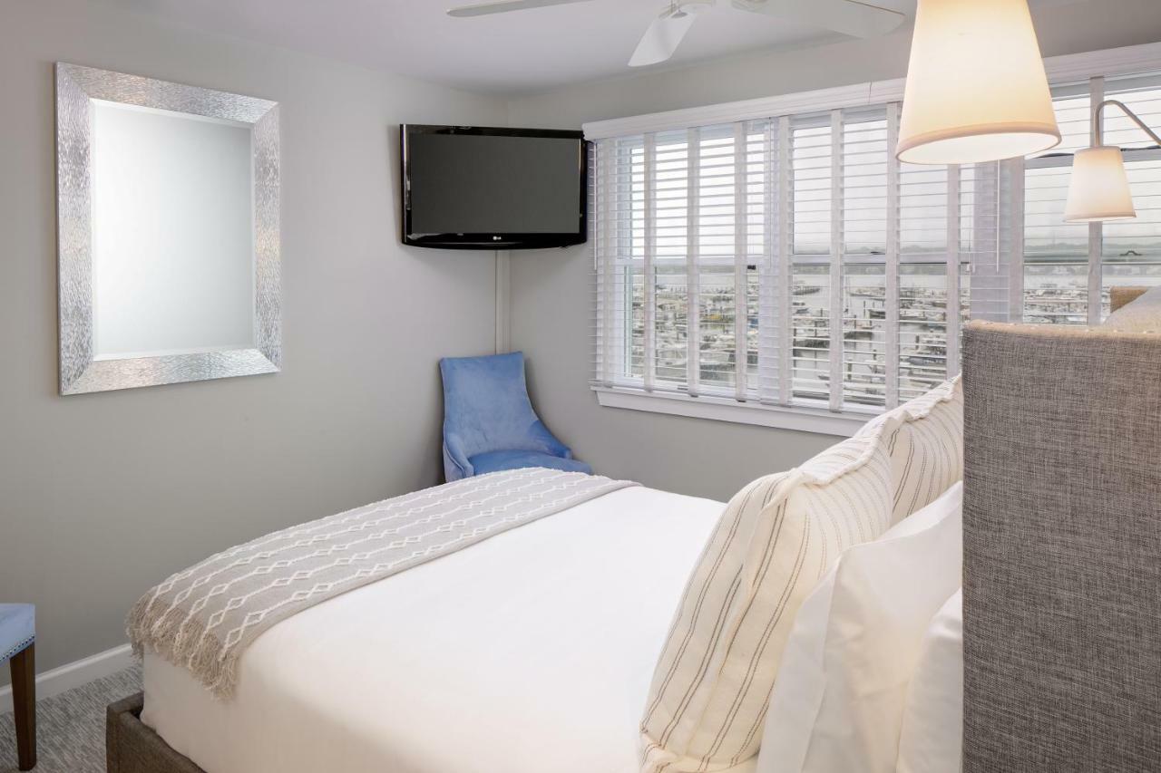 Inn At Harbor Hill Marina ไนแอนทิค ภายนอก รูปภาพ